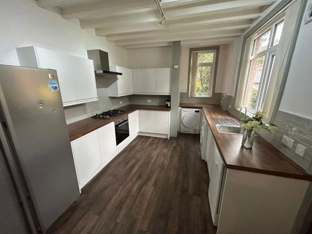 6 bedroom semi detached house to rent