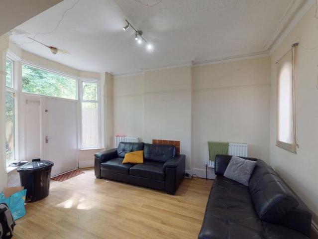 6 bedroom semi detached house to rent