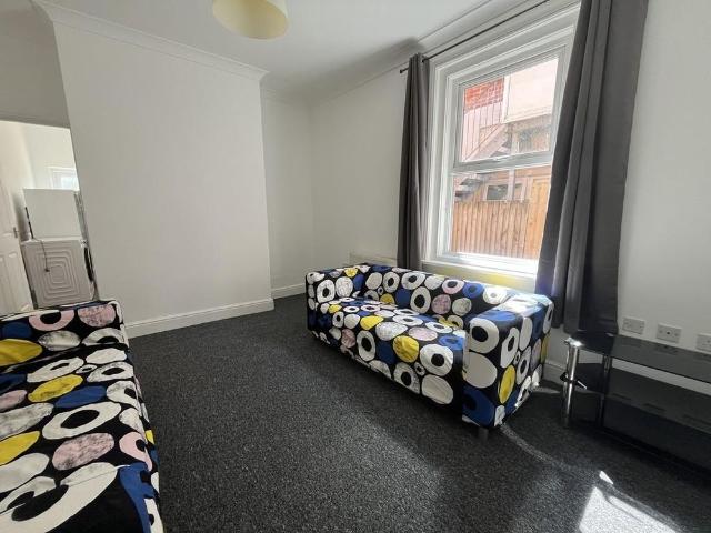 6 bedroom semi detached house to rent