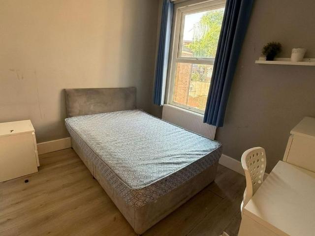 6 bedroom semi detached house to rent