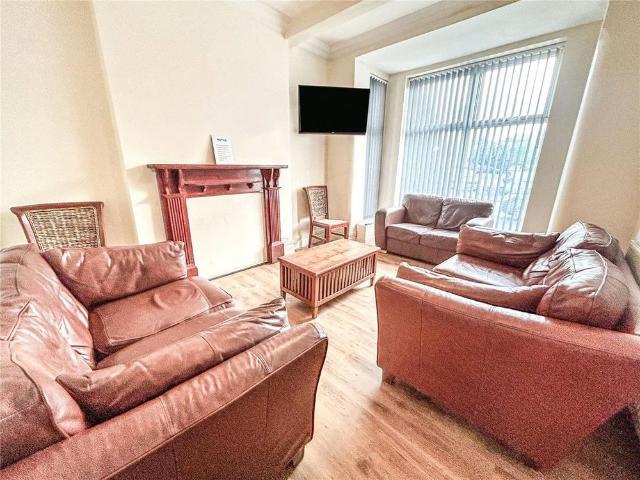 6 bedroom semi detached house to rent