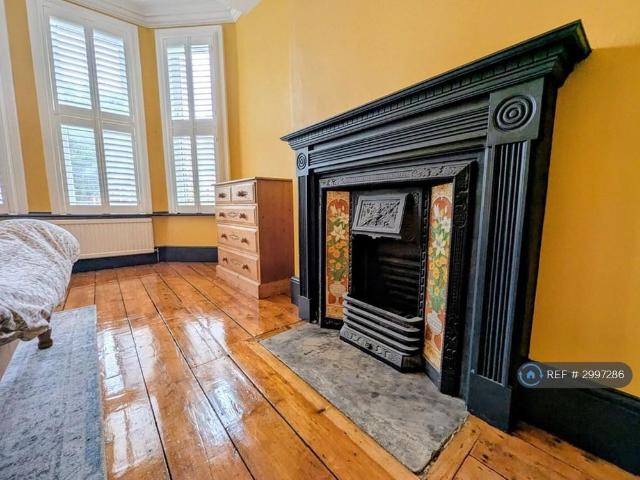 6 bedroom semi detached house to rent