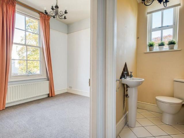 6 bedroom semi detached house to rent