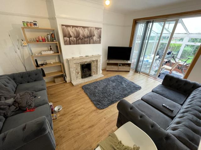 6 bedroom semi detached house to rent