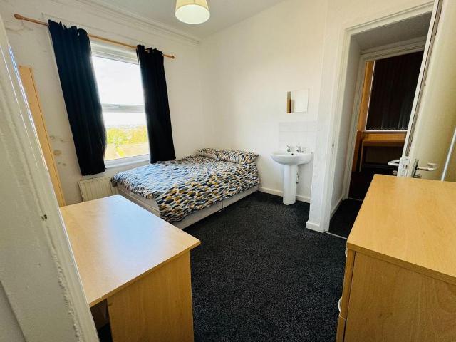 6 bedroom semi detached house to rent