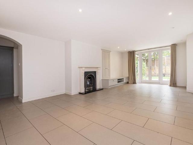 6 bedroom semi detached house to rent