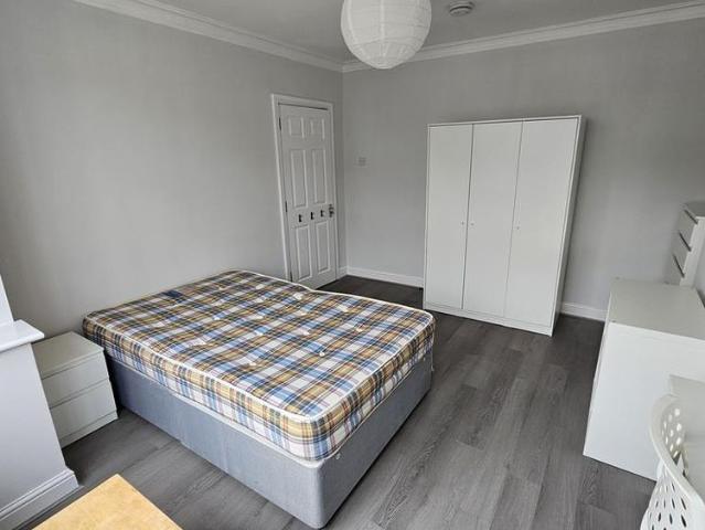 6 bedroom semi detached house to rent
