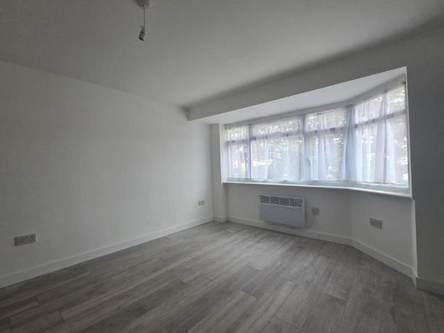 6 bedroom semi detached house to rent