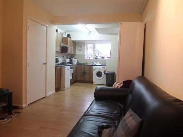 6 bedroom semi detached house to rent