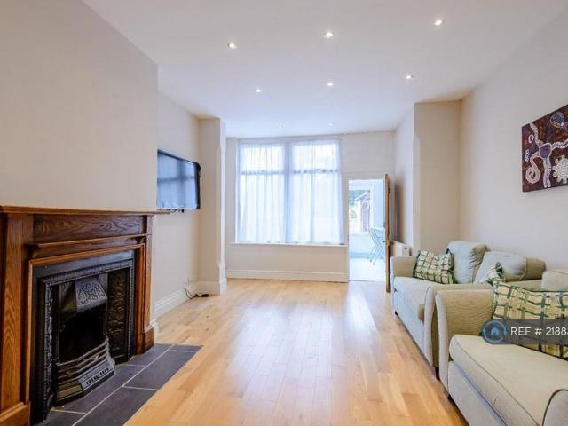 6 bedroom semi detached house to rent