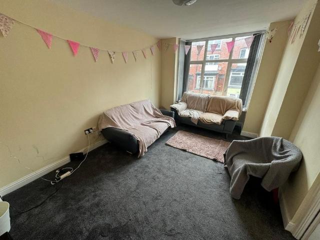 6 bedroom semi detached house to rent