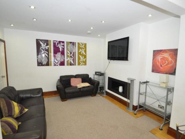 6 bedroom semi detached house to rent