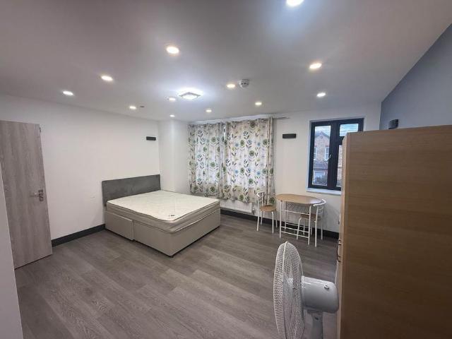 6 bedroom semi detached house to rent