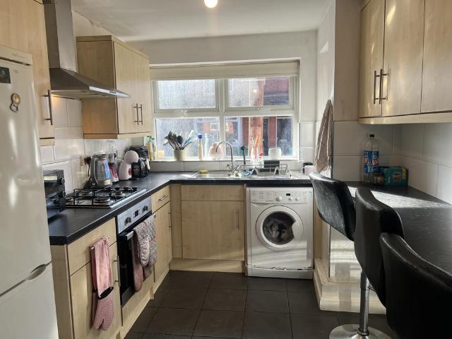 6 bedroom semi detached house to rent