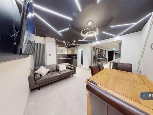 6 bedroom semi detached house to rent
