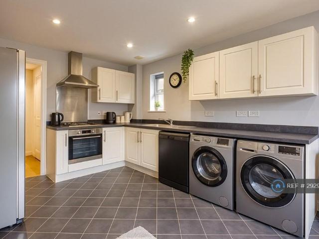 6 bedroom semi detached house to rent