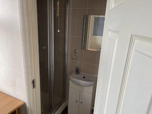 6 bedroom semi detached house to rent
