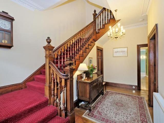 6 bedroom semi detached house to rent