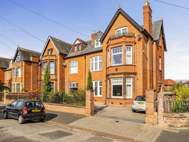 6 bedroom semi detached house for sale