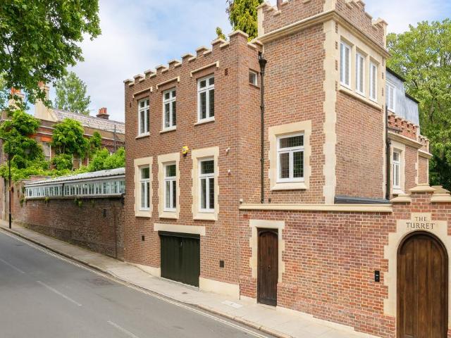 6 bedroom detached house for sale