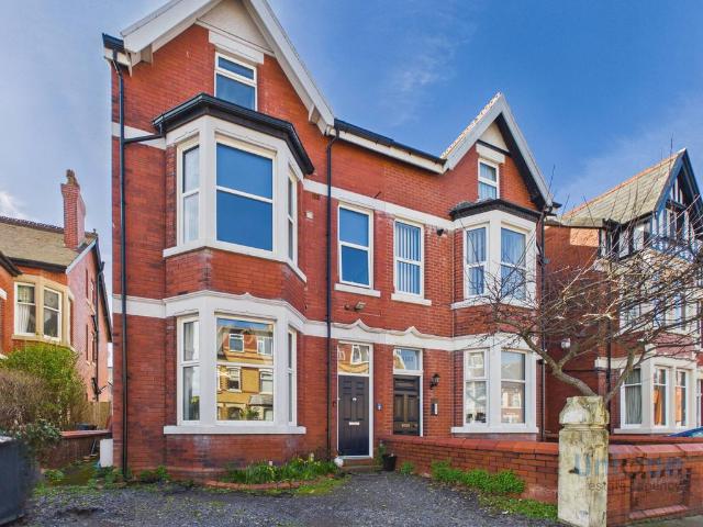 6 bedroom semi detached house for sale