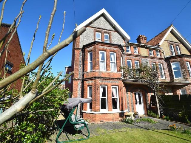 6 bedroom semi detached house for sale