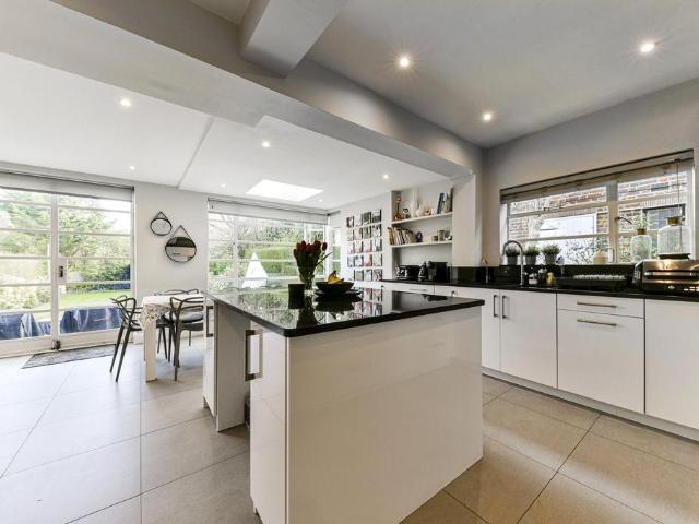 6 bedroom semi detached house for sale