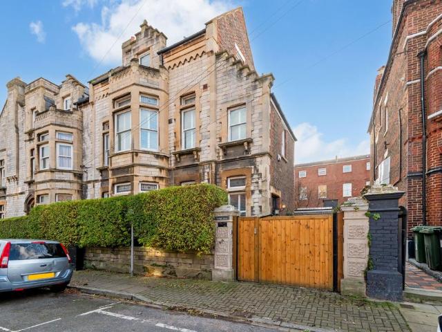 5 bedroom semi detached house for sale