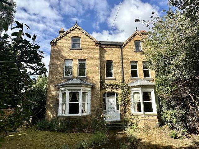 6 bedroom semi detached house for sale