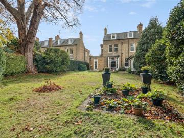 6 bedroom semi detached house for sale