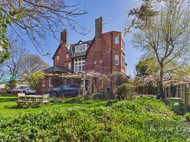 6 bedroom semi detached house for sale