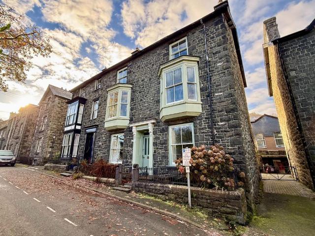 6 bedroom semi detached house for sale