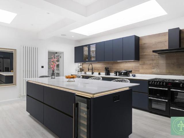6 bedroom semi detached house for sale