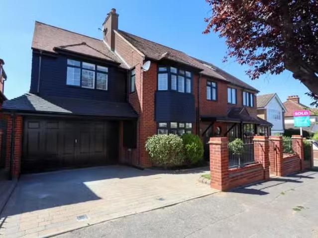 6 bedroom semi detached house for rent in Tower Road, Epping.