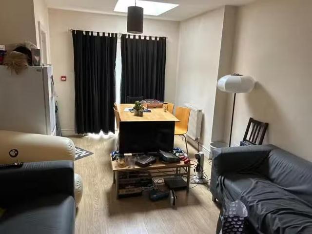 6 bedroom semi detached house for rent in Wathen Road, Leaming.