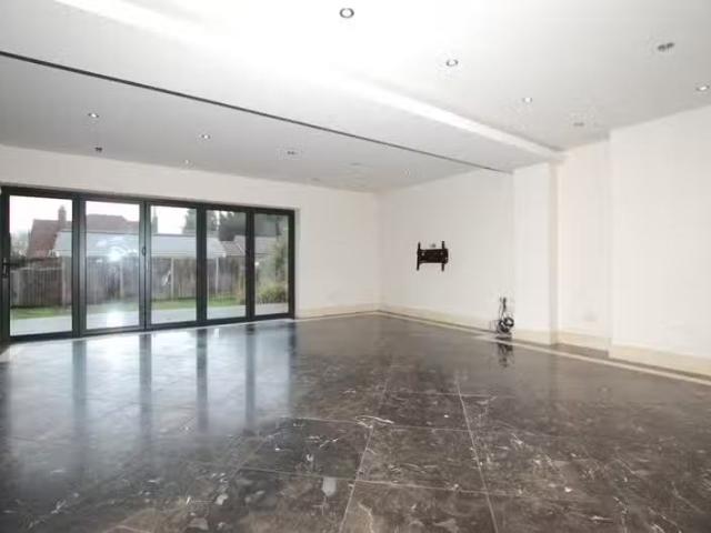 6 bedroom semi detached house for rent in Avondale Road, BROML.