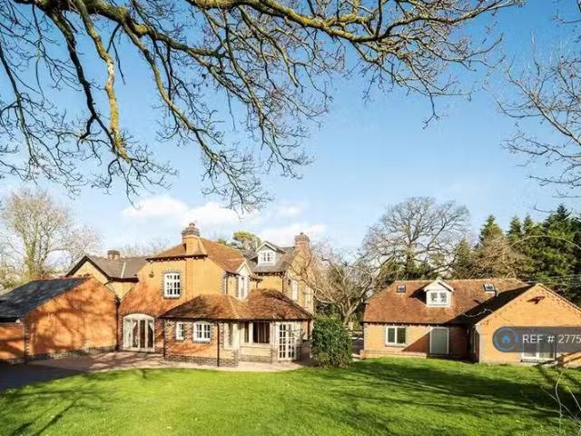 6 bedroom semi detached house for rent in Barston Lane, Barsto.