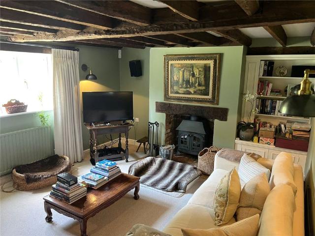 6 bedroom period farmhouse in a private setting on the rolling Berkshire Downs, with a 1 bedroom annexe