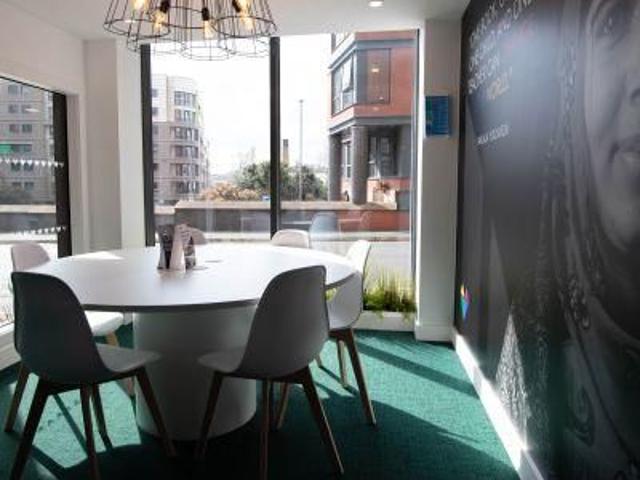6 bedroom private hall to rent