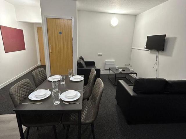 6 bedroom private hall to rent