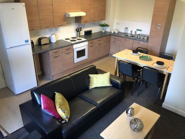 6 bedroom private hall to rent