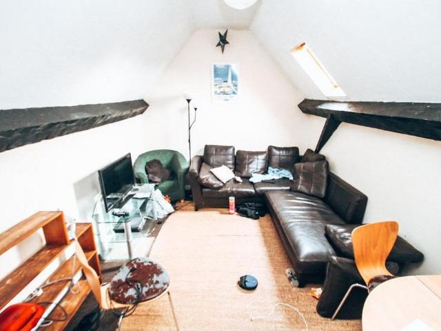 6 bedroom private hall to rent