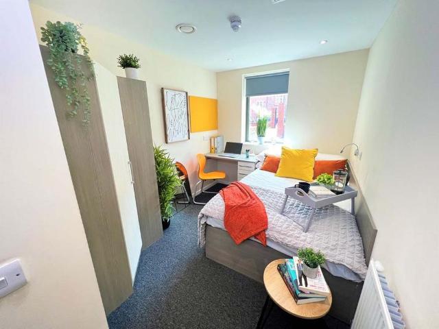 6 bedroom private hall to rent