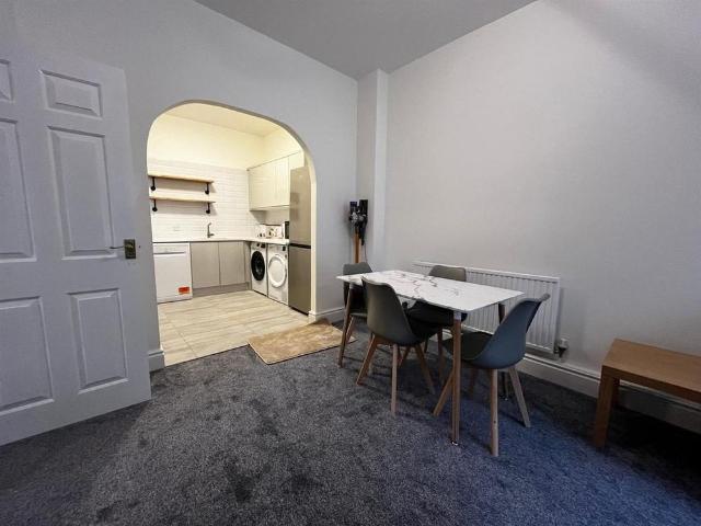 6 bedroom private hall to rent
