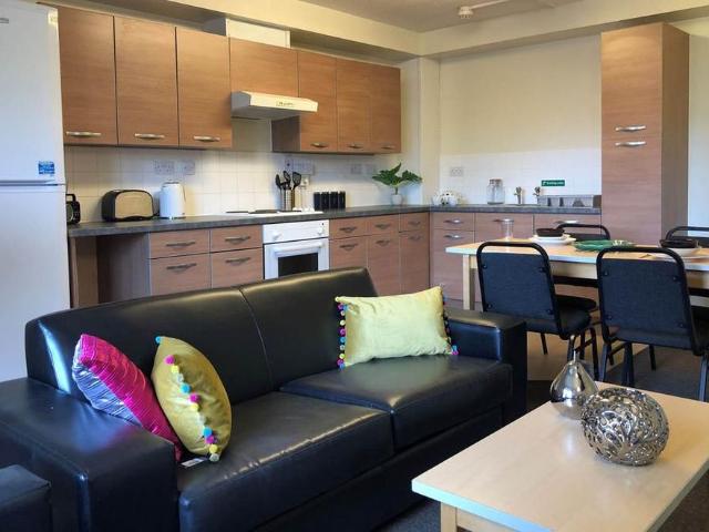 6 bedroom private hall to rent