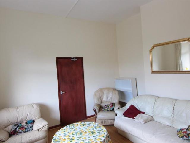 6 bedroom private hall to rent