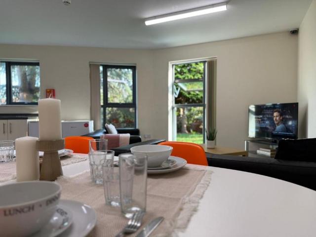 6 bedroom private hall to rent