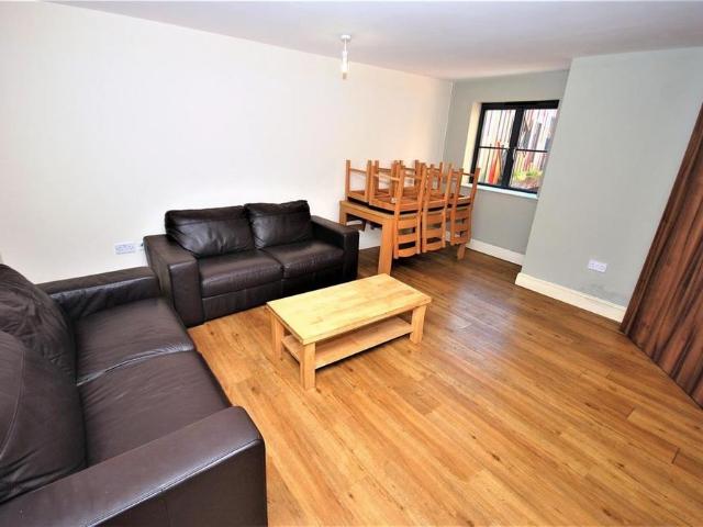 6 bedroom private hall to rent