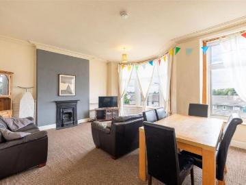 6 bedroom private hall to rent