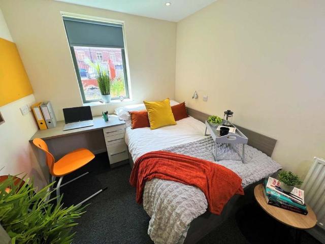 6 bedroom private hall to rent
